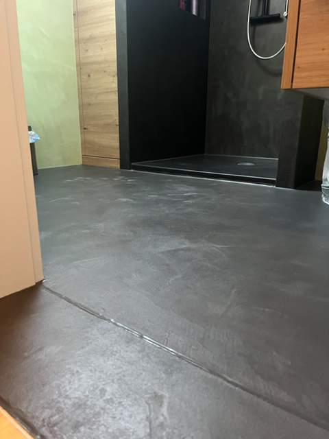 Fugenloser Belag Boden und Wände mit Naturofloor im Einfamilienhaus